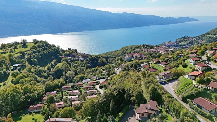 Casa quadrilocale in vendita in Via Don Bosco, Tignale