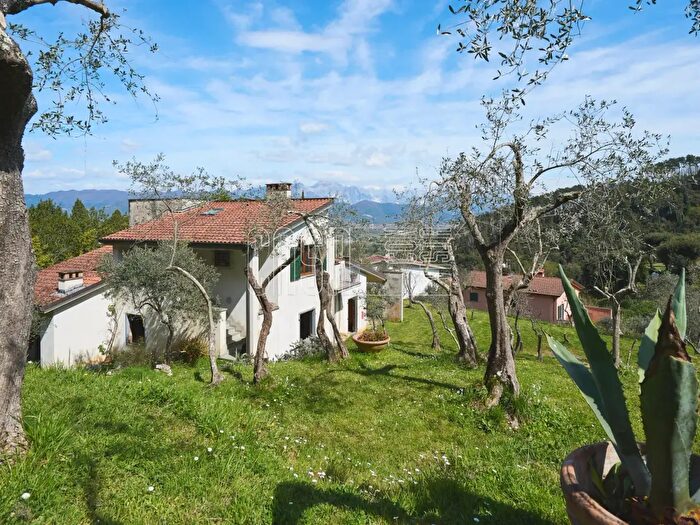 Casa con 10 locali in vendita in Via Cavour, Ameglia