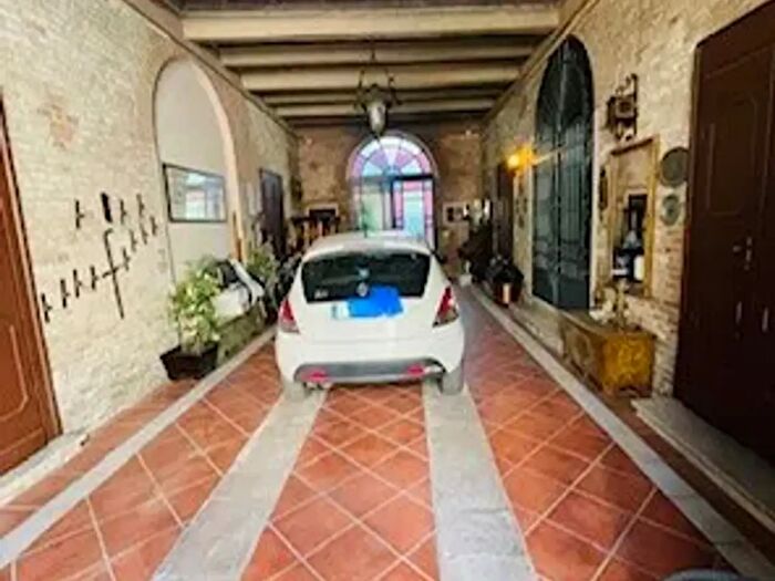 Casa quadrilocale in vendita in Via Montebello, Ferrara
