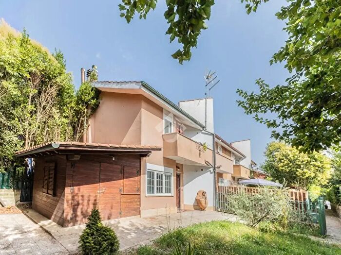 Casa bilocale in vendita in Via Monterano, Manziana