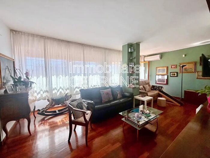 Appartamento con 8 locali in vendita in Cecina