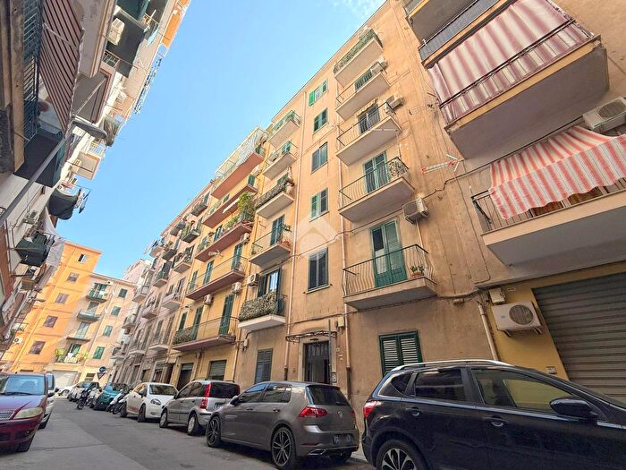 Appartamento trilocale in vendita in Via Matteo Silvaggio, Palermo