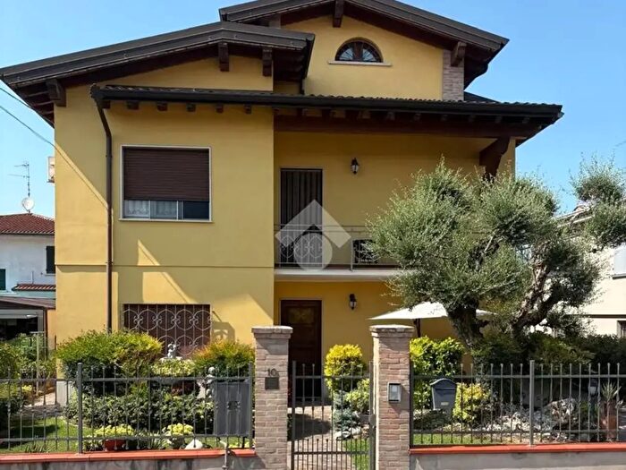 Casa con 5 locali in vendita in Via Giovanni Pascoli, Isorella