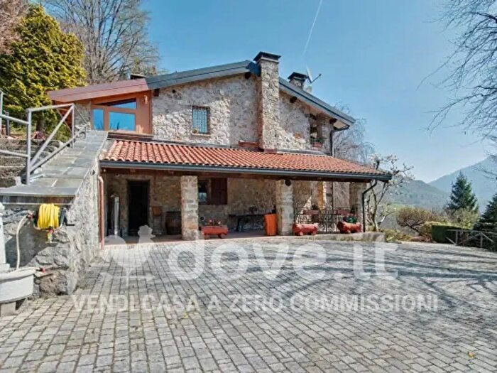 Casa quadrilocale in vendita in Via Orobica Snc, Dossena