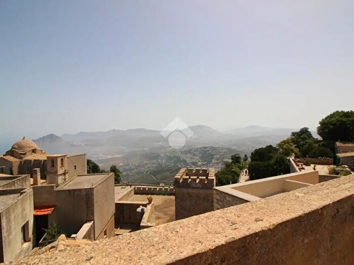 Appartamento trilocale in vendita in Via Sales, Erice