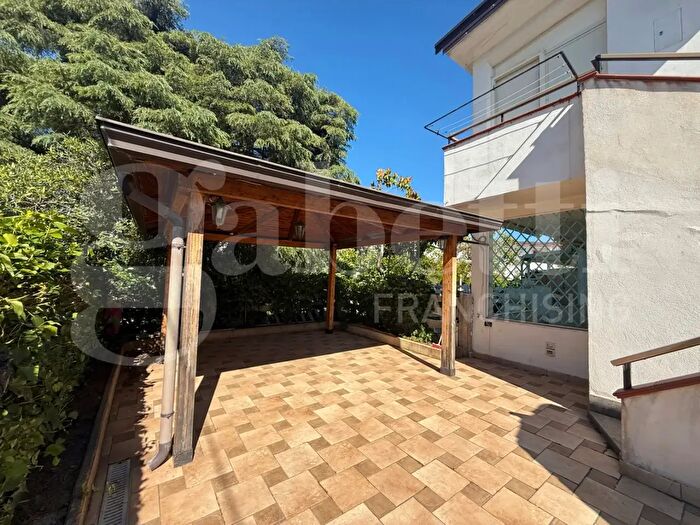Appartamento con 6 locali in vendita in Viale Rapallo, Cropani
