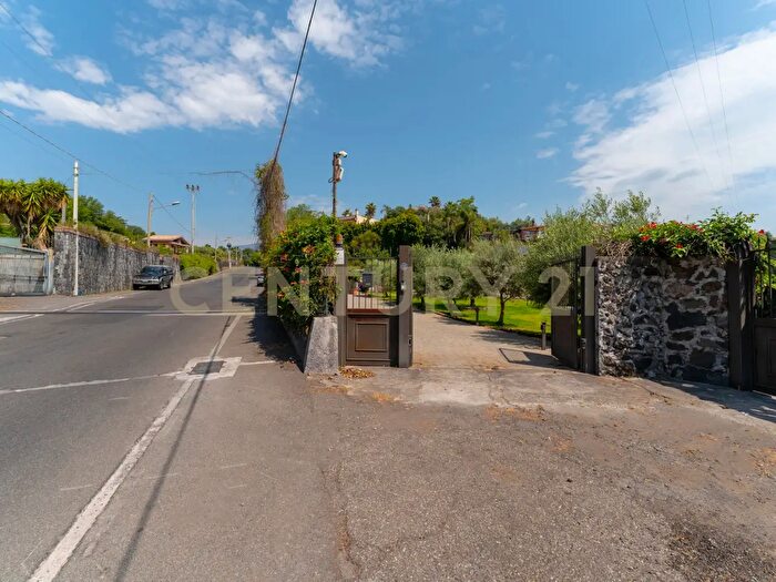 Casa con 7 locali in vendita in Via Dietro Serra, Viagrande