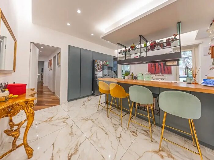 Appartamento quadrilocale in vendita in Via della Mendola, Roma