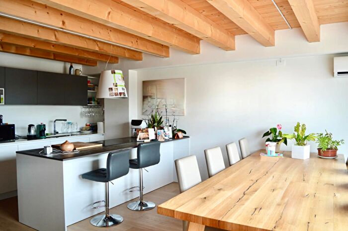 Casa con 9 locali in vendita in Montecchio Precalcino