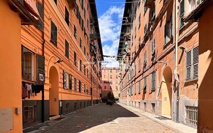 Appartamento trilocale in vendita in Via della Fenice, Genova