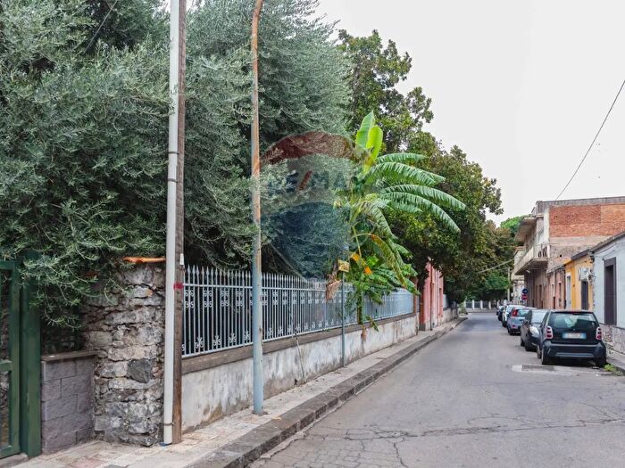 Casa con 19 locali in vendita in Via Regina Margherita, Fiumefreddo Di Sicilia