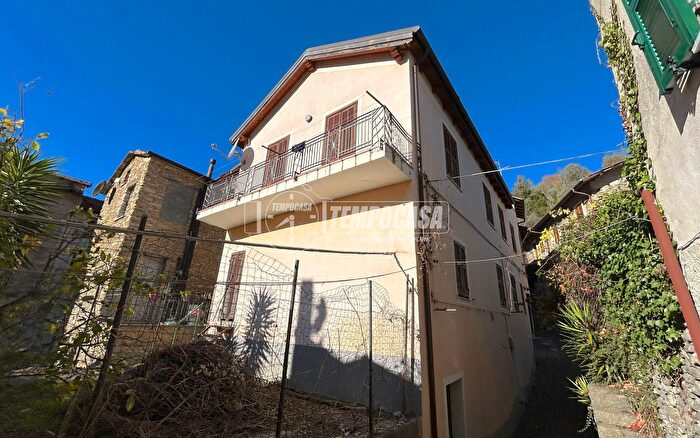 Appartamento quadrilocale in vendita in Via del Centro, Vessalico