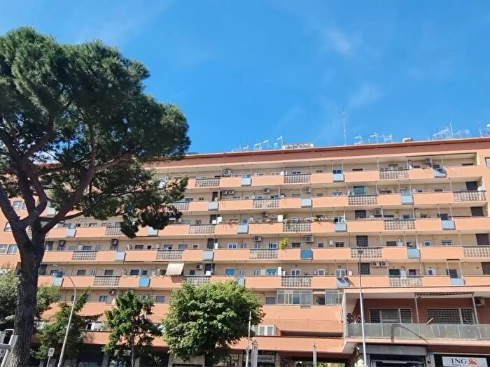 Appartamento trilocale in vendita in Piazza Capri, Roma