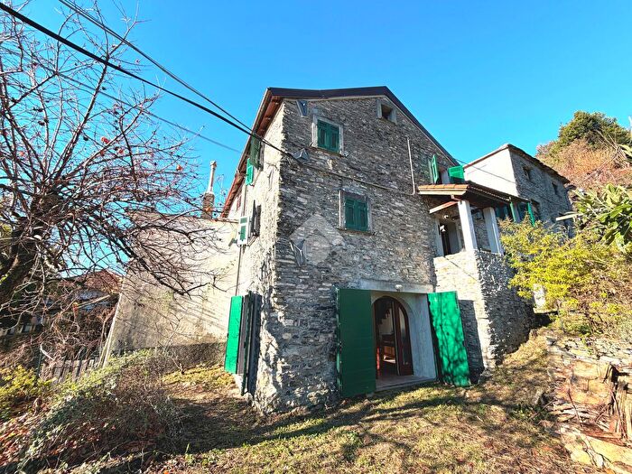 Casa con 7 locali in vendita in Via Cadelè Bricollo, Serra Ricco