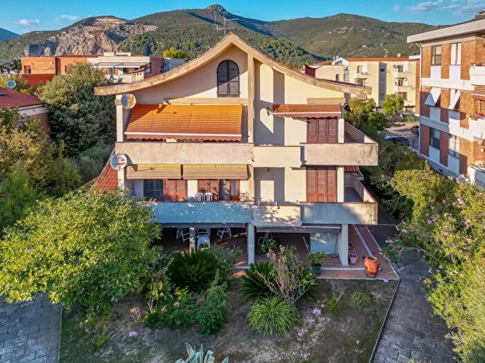 Casa con 15 locali in vendita in Cascina