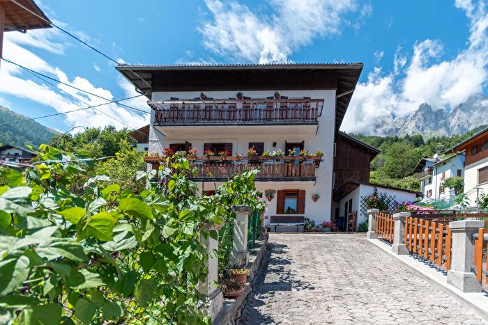 Appartamento con 9 locali in vendita in Viale della Vittoria, Voltago Agordino