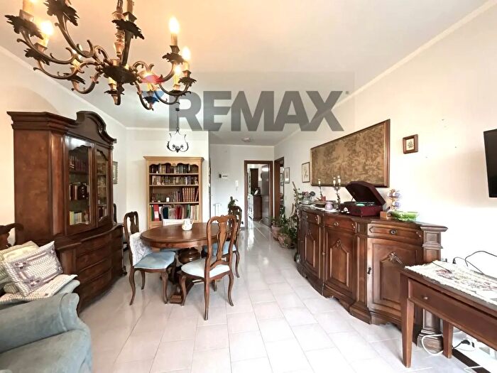 Appartamento trilocale in vendita in Via Capuana, Rho