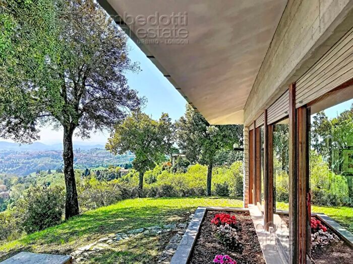 Casa con 8 locali in vendita in Urbino