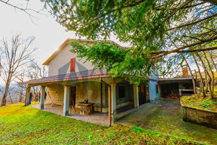 Casa con 6 locali in vendita in Villaggio Monte Freddo, Tredozio