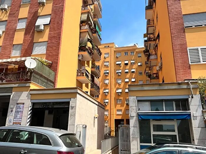 Appartamento trilocale in vendita in Via Amedeo Crivellucci, Roma