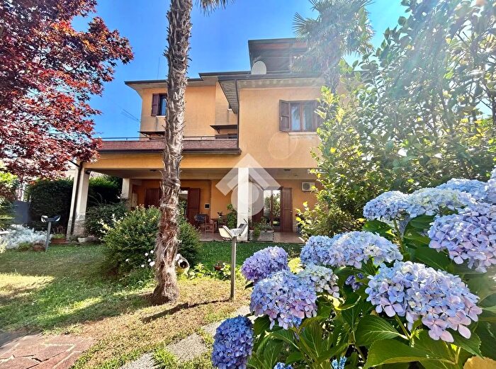 Casa con 8 locali in vendita in Via Casino Bizzarro, Cervinara