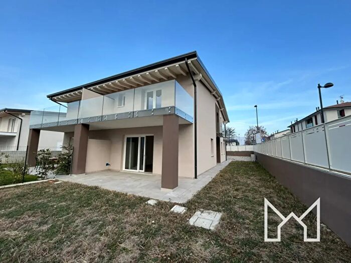 Casa quadrilocale in vendita in Rosa