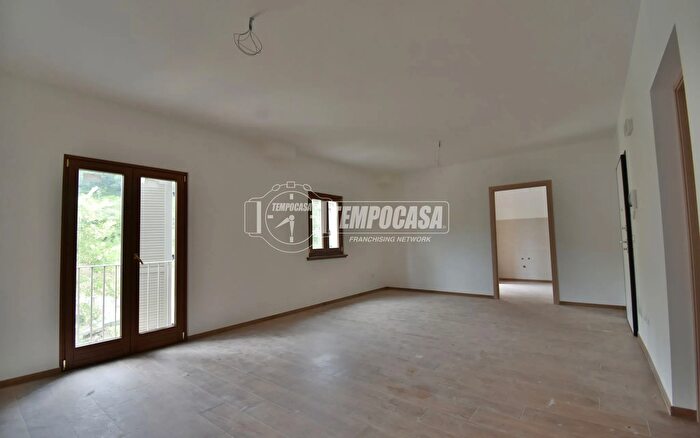 Appartamento trilocale in vendita in Via Piandebussi, Caldarola