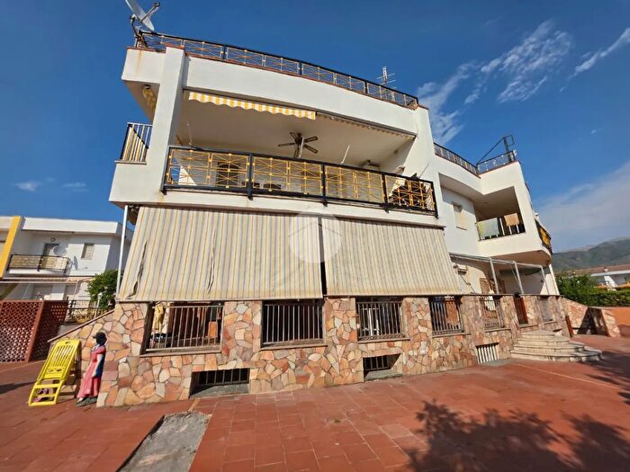 Appartamento con 7 locali in vendita in Via Fratelli Bandiera, Tortora