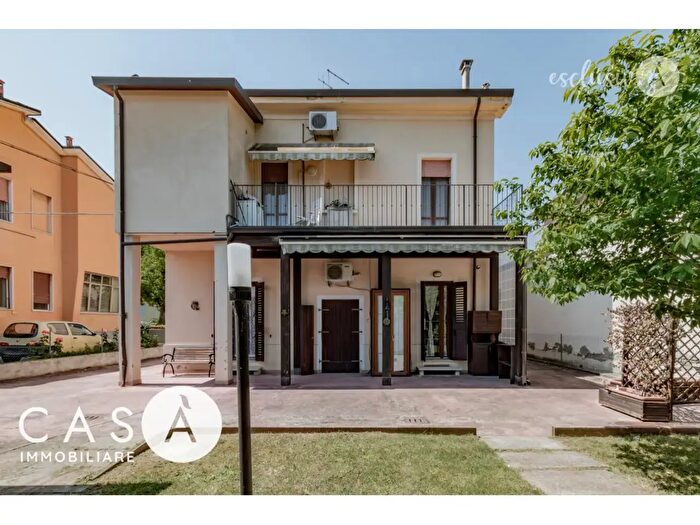 Casa con 9 locali in vendita in Via Luigi Carlo Farini, Cesena