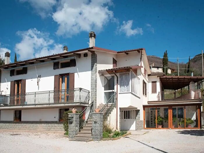 Casa con 7 locali in vendita in Frazione Semonte, Gubbio