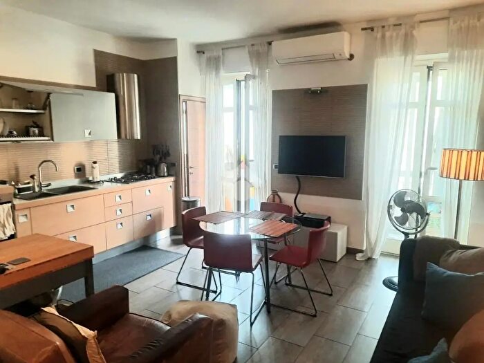 Appartamento con 5 locali in vendita in Via Cortemilia, Torino
