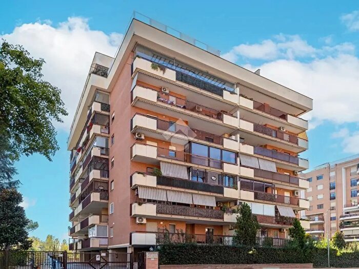 Appartamento trilocale in vendita in Viale della Grande Muraglia, Roma