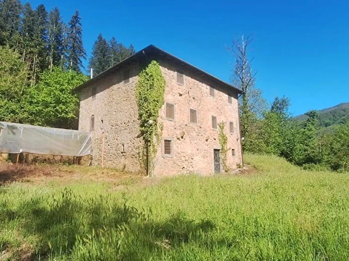 Casa con 6 locali in vendita in Bagni Di Lucca