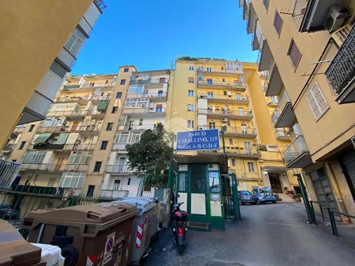 Appartamento trilocale in vendita in Via Bernardo Cavallino, Napoli