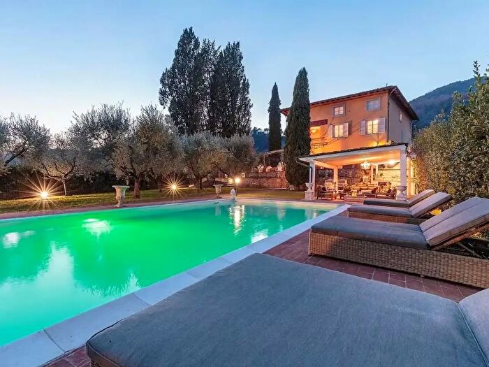 Casa con 15 locali in vendita in I Stabbiano, Lucca