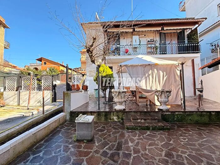 Casa con 5 locali in vendita in Via Varzi, Roma