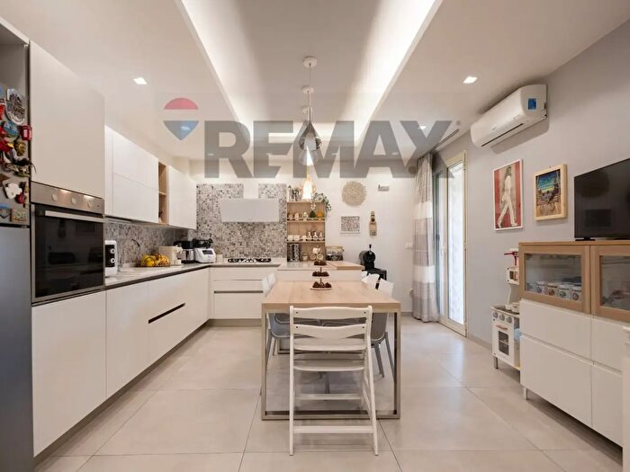 Appartamento con 5 locali in vendita in Via Pompeo Cisternazza, Mascalucia