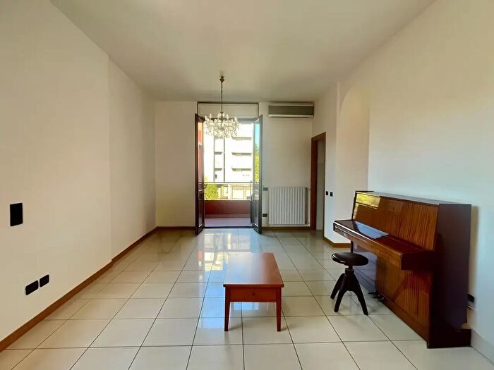 Appartamento con 6 locali in vendita in Via C Cattaneo, Cantu'