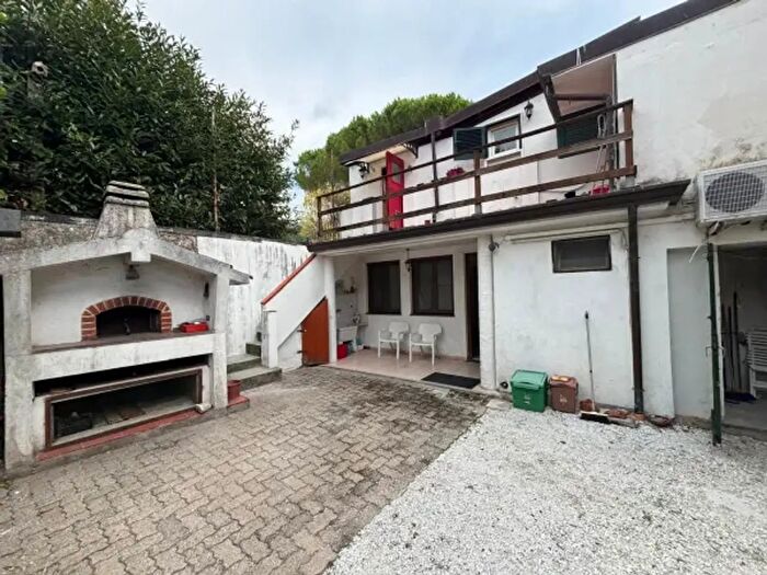 Casa con 6 locali in vendita in Via San Martino, Massa