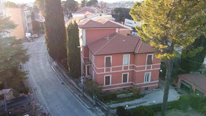 Casa con 6 locali in vendita in Via Cincinelli, Macerata