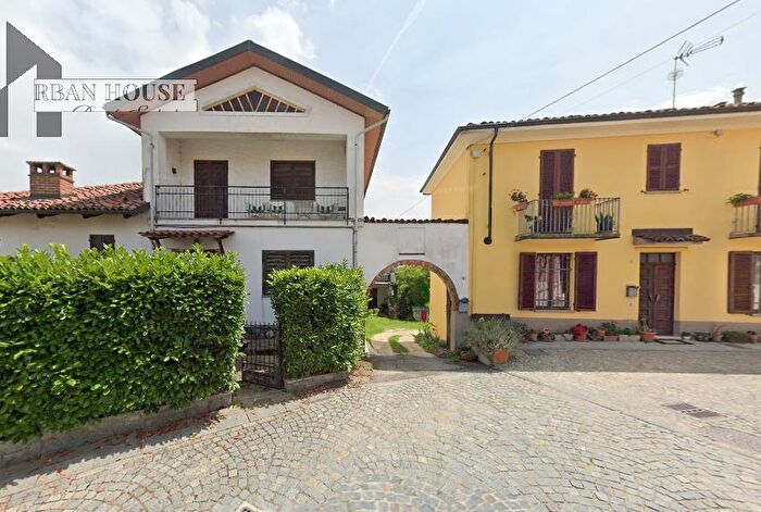 Casa con 6 locali in vendita in Piazza IV Novembre, Chiusano DAsti