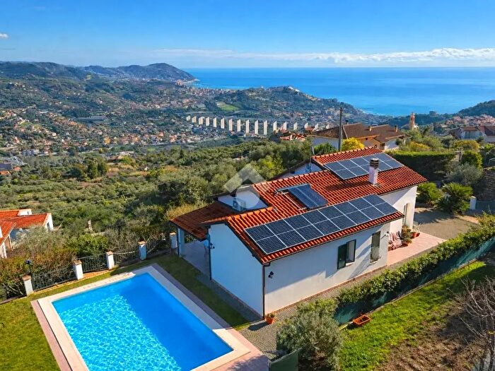 Casa con 7 locali in vendita in Strada Civezza, Imperia