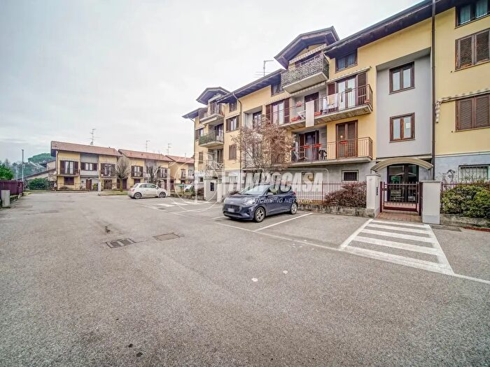 Appartamento trilocale in vendita in Via Campo dei Fiori, Cairate