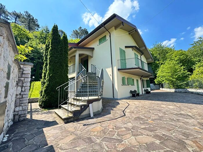 Casa con 8 locali in vendita in Via Vicinale Fonda, Vaiano