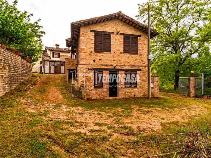 Casa con 11 locali in vendita in San Severino Marche