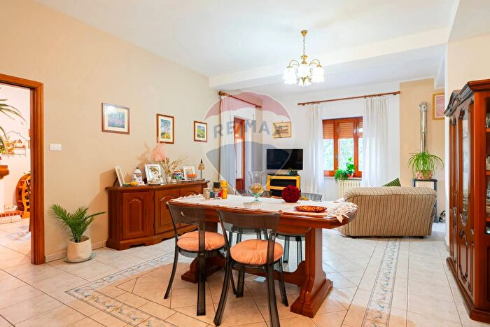 Casa con 8 locali in vendita in Via Rosario, Gissi