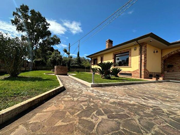Casa con 6 locali in vendita in Strada Piscina Scura, Latina