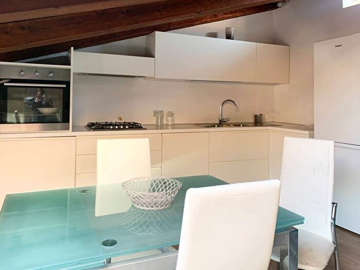 Appartamento trilocale in affitto in Via Abramo Massalongo, Centro Storico, Verona