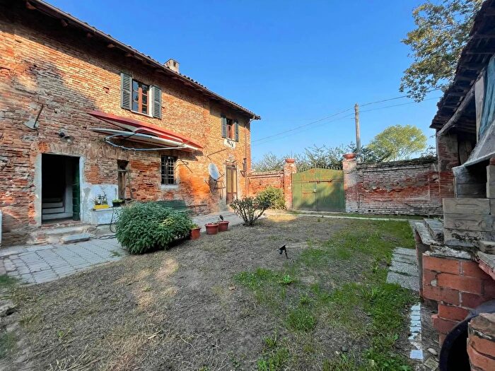 Casa con 5 locali in vendita in Via Maestra Gambarana, Gambarana