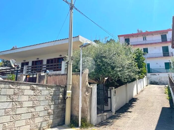Casa con 7 locali in vendita in Via Lungomare Capo Rasocolmo, Messina